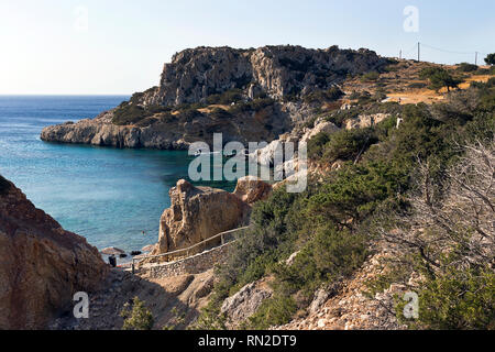 Isola di Karpathos, costa rocciosa con piccole spiagge di Amopi bay - Mar Egeo, isole Dodecanesi, Grecia Foto Stock