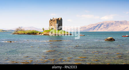 Sole che splende sulla difensiva isola casa di Castle Stalker in Loch Linnhe in Argyll nel West Highlands della Scozia, come protagonista in Monty Python e Foto Stock