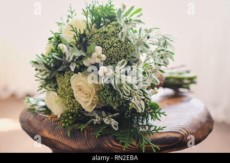 Bouquet nuziale. Nozze. wedding bouquet di colore bianco e verde fiori sorge su una sedia Foto Stock