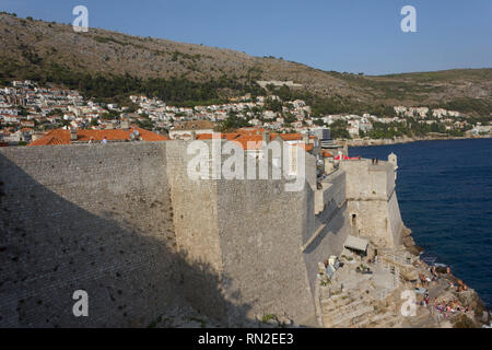 DUBROVNIK, Croazia - 22 agosto 2017: antiche mura di Dubrovnik che si affaccia sul mare adriatico Foto Stock