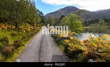 La singola traccia Coulin Station Wagon strada corre a fianco di Loch Clair lago all'Coulin Hunting Lodge in Glen Torridon sotto le montagne del west Highla Foto Stock