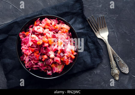 Una sana insalata con vinaigrette a base di cetrioli sottaceto e crauti e patate, carote, barbabietole e cipolle. Cucina vegana. Alimento fermentato. Sour probiotici Foto Stock