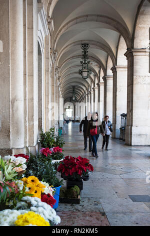 Arcade a est della Praça do Comércio, Lisbona, Portogallo Foto Stock