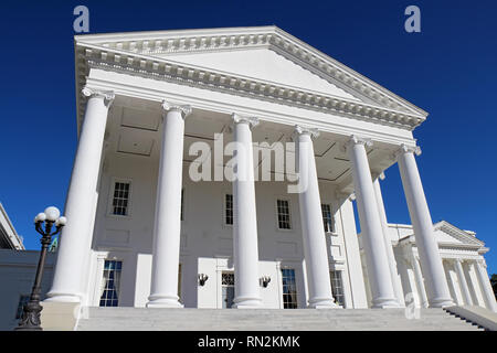 La facciata anteriore e colonne della neoclassica Virginia State Capitol Building in Richmond contro un luminoso cielo blu Foto Stock