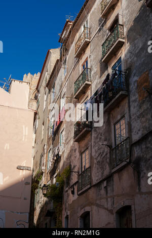 R. Afonso de Albuquerque, una stradina in Alfama, Lisbona, Portogallo Foto Stock