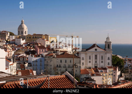 Vista di Alfama e il Rio Tejo dal Miradouro de Santa Luzia, Lisbona, Portogallo Foto Stock