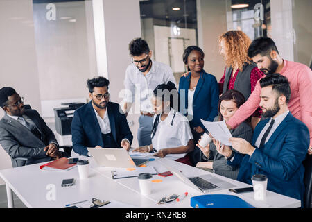 Corporate Business Management Team di pianificazione del concetto. Processo del lavoro di squadra.Giovani imprenditori multirazziale funziona con il nuovo progetto di avvio in ufficio. Nove di Foto Stock