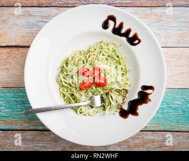 Gustoso spinaci con gli spaghetti sulla piastra bianca Foto Stock