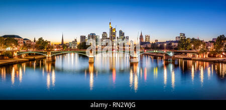 Frankfurt am Main skyline al tramonto, Hesse, Germania Foto Stock