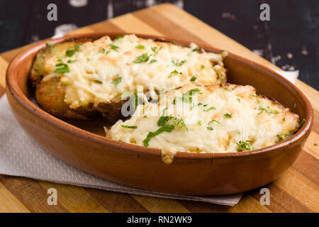 Fresco e salutare deliziosi piatti cotti al forno di patate al forno sulla piastra bianca Foto Stock