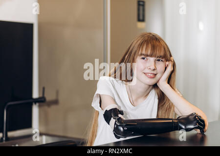 Vivace ragazza di disabili che cercano riposo durante il riposo in camera, positivo sogni, desiderio di felicità, di speranza per il futuro Foto Stock