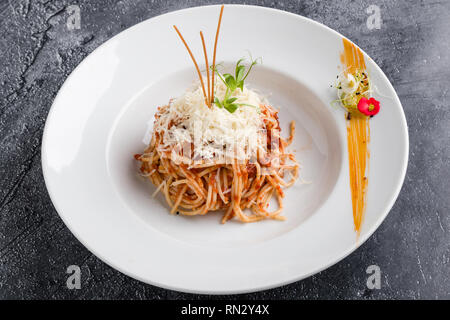 Italian spaghetti amatriciana pasta sulla piastra bianca Foto Stock