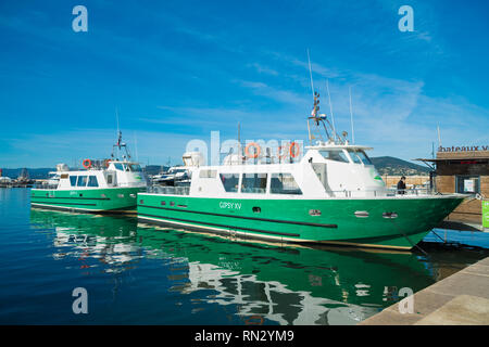 ST TROPEZ, Francia - 24 ottobre 2017: Tour barche nel porto di St Tropez Foto Stock