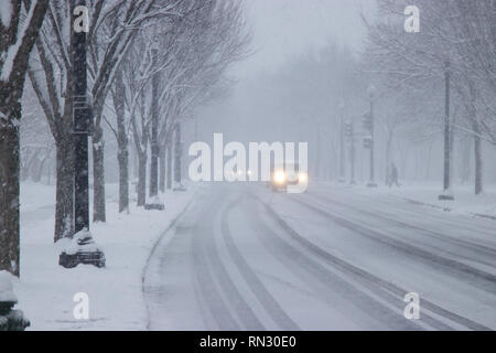 Il traffico di auto su Viale Indipendenza in snow Washington DC USA Foto Stock