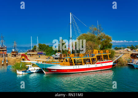 Alanya, Turchia - 05 ottobre 2018. Una piccola nave a vela con turisti passa lungo la costa contro il cielo blu. Foto della nave dal mare. Th Foto Stock