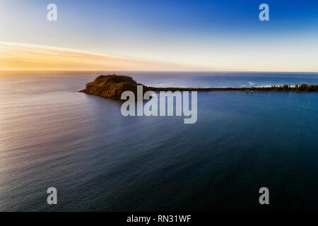 Remote Barrenjoey isolato in un terreno non lavorato con faro elevate al fine di sabbia lunga formazione del capo di Broken Bay dall'oceano Pacifico in maggiore Sydney sono Foto Stock