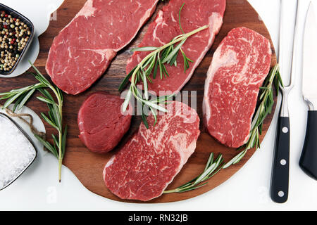 Bistecca cruda. Barbecue Costata di manzo, secco invecchiato Wagyu Entrecote. Varietà di materie Black Angus Prime bistecche di carne machete, Controfiletto, la nervatura occhio filetto riempire Foto Stock