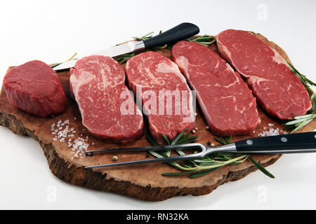 Bistecca cruda. Barbecue Costata di manzo, secco invecchiato Wagyu Entrecote. Varietà di materie Black Angus Prime bistecche di carne machete, Controfiletto, la nervatura occhio filetto riempire Foto Stock