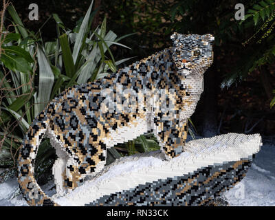 Snow Leopard modello, uno di lifesize Lego grande gatti per lo Zoo di  Chester Foto stock - Alamy