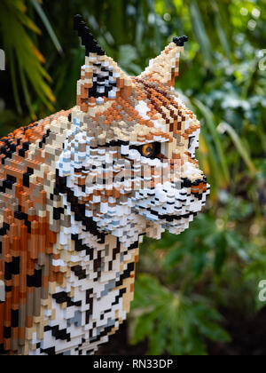 Modello di lince, uno di lifesize Lego grande gatti per lo Zoo di Chester Foto Stock