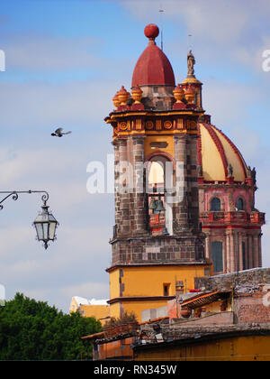 San Miguel De Allende Templo de la Concepcion (Immacolata concezione di chiesa) torre campanaria e la cupola della cattedrale. Foto Stock