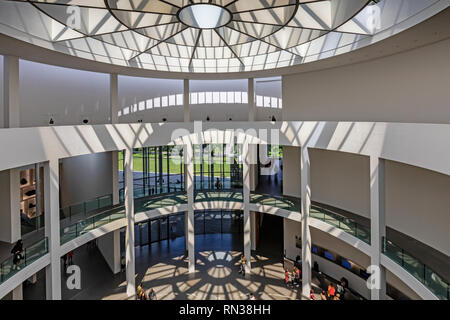 Il tetto a cupola e l'entrata della lobby dell'Pinakothek der Moderne - Design Museum di Monaco di Baviera, Germania Foto Stock