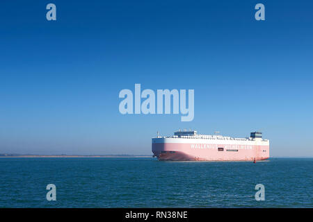 La Wallenius Wilhelmsen Logistics, Veicoli corriere (CAR CARRIER), delle Termopili avvicinandosi al Porto di Southampton, Regno Unito. Foto Stock