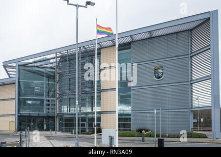 Ceredigion,County,Consiglio,main,uffici,a,Aberystwyth,Ceredigion,Cardigan Bay,West,metà,Galles,Welsh,burocrazia,uffici,U.K.,UK,GB,gay,l'orgoglio,bandiera, Foto Stock