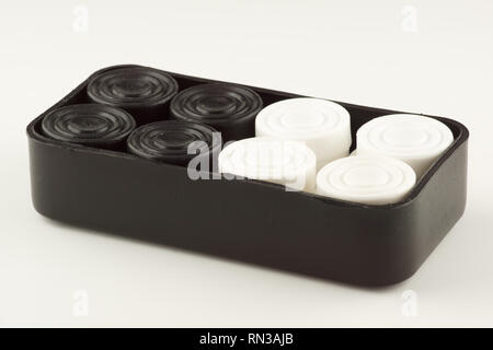 Set di gioco della dama di close-up su sfondo isolato Foto Stock