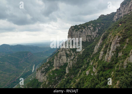 Paesaggio con vasto terreno montuoso coperto di vegetazione Foto Stock