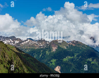 La montagna delle Alpi del Passo del San Gottardo o San Gottardo paesaggio estivo (Svizzera). Foto Stock