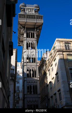 Il XIX secolo Elevador de Santa Justa, un sollevamento pedonale di giunzione sotto Baixa Chiado con sopra, da Rua de Santa Justa, Baixa, Lisbona, Portogallo Foto Stock