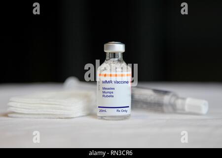 Il vaccino MMR per morbillo, parotite e rosolia in un flaconcino di vetro in una impostazione medica Foto Stock