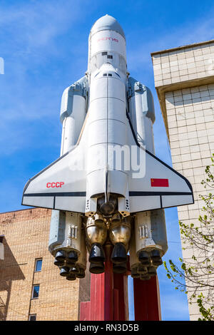 Samara, Russia - 6 Maggio 2018: Copia della navetta spaziale Buran nella giornata di sole. Buran orbiter è il primo riutilizzabile manned space veicolo in Russia Foto Stock