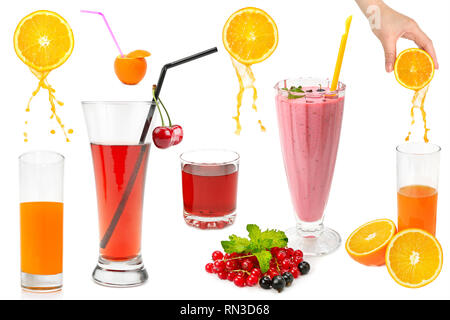 Set di frutta fresca e i bicchieri con il succo isolati su sfondo bianco. Foto Stock