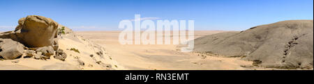 Le formazioni rocciose sul C14 Road in direzione di Walvis Bay in Namib-Naukluft National Park, Namibia Foto Stock