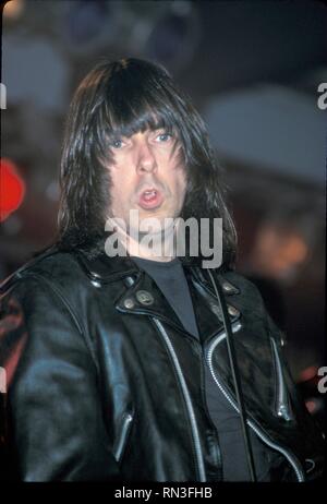 John Cummings meglio conosciuto con il nome di fase Johnny Ramone, chitarrista del punk rock band the Ramones è mostrato esibirsi sul palco durante un 'live' aspetto di concerto. Foto Stock