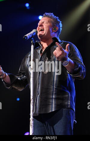 Lead singer Gary LeVox è mostrato esibirsi sul palco durante un 'live' aspetto di concerto con Rascal Flatts. Foto Stock