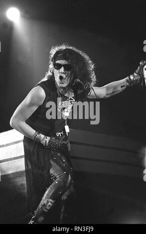 Il cantante Stephen Pearcy del hard rock band Ratt è mostrato esibirsi sul palco durante un 'live' aspetto di concerto. Foto Stock