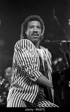 Cantante e cantautore Lionel Richie è mostrato esibirsi sul palco durante un 'live' aspetto di concerto. Foto Stock