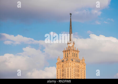 Costruzione dell'hotel Radisson Royal, precedentemente noto come hotel - Ucraina grattacielo stalinista in centro città di Mosca. 1953-1957 ANNI DI Foto Stock