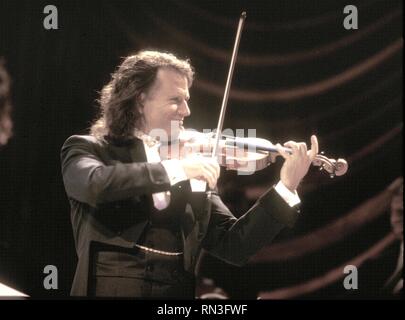 Violinista olandese, conduttore e il compositore André Rieu è mostrato esibirsi sul palco durante un 'live' aspetto di concerto. Foto Stock