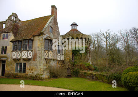 Il vecchio Scotney Castle costruito nel XIV secolo in Kent, Regno Unito. Foto Stock