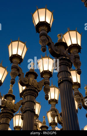 Artista Chris Burden installazione luce urbano della vecchia Los Angeles lampioni al vasto Museo d' arte contemporanea a LACMA Foto Stock