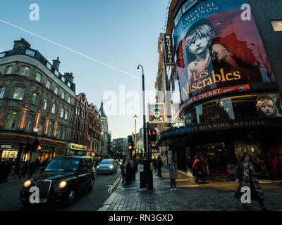 Les Miserables segno a Queens Theatre su Shaftesbury Avenue, Londra, Inghilterra Foto Stock
