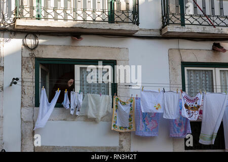 Una mano disincarnata assiste al lavaggio, Travessa de Santa Luzia, Alfama, Lisbona, Portogallo Foto Stock