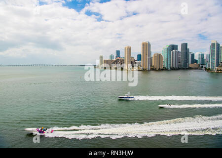 Miami. USA-Febbraio 19, 2017: grattacieli con blu cielo nuvoloso,bianco in barca a vela accanto al centro cittadino di Miami, vista aerea Foto Stock