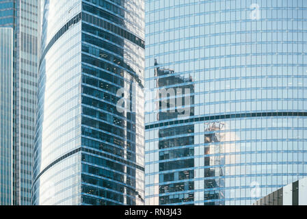 I dettagli di architettura moderna costruzione facciata di vetro e metallo background aziendale. Abstract riflessioni Foto Stock
