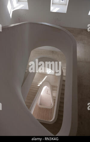 Guardando verso il basso la scala noto come l'Elevador de Santa Luzia, Alfama, Lisbona, Portogallo Foto Stock