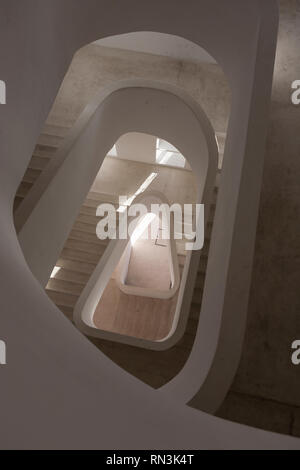 Guardando verso il basso la scala noto come l'Elevador de Santa Luzia, Alfama, Lisbona, Portogallo Foto Stock